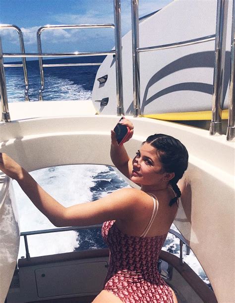 kylie jenner maillot de bain gucci